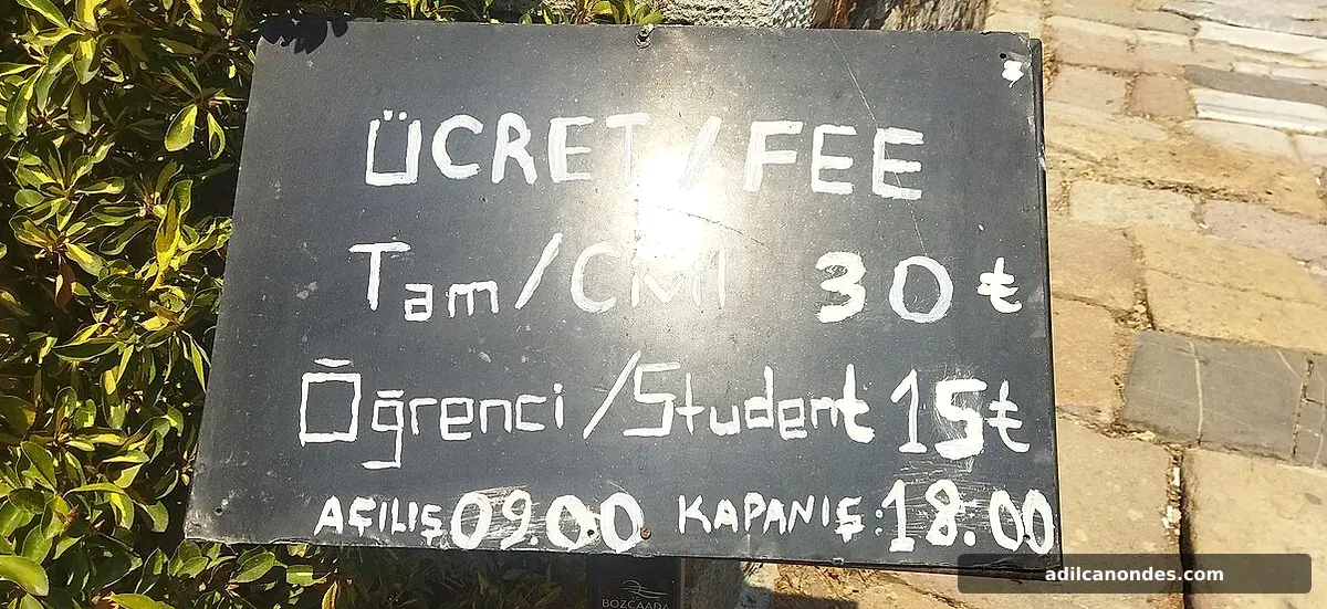 Bozcaada Kalesi öğrenci tabelası