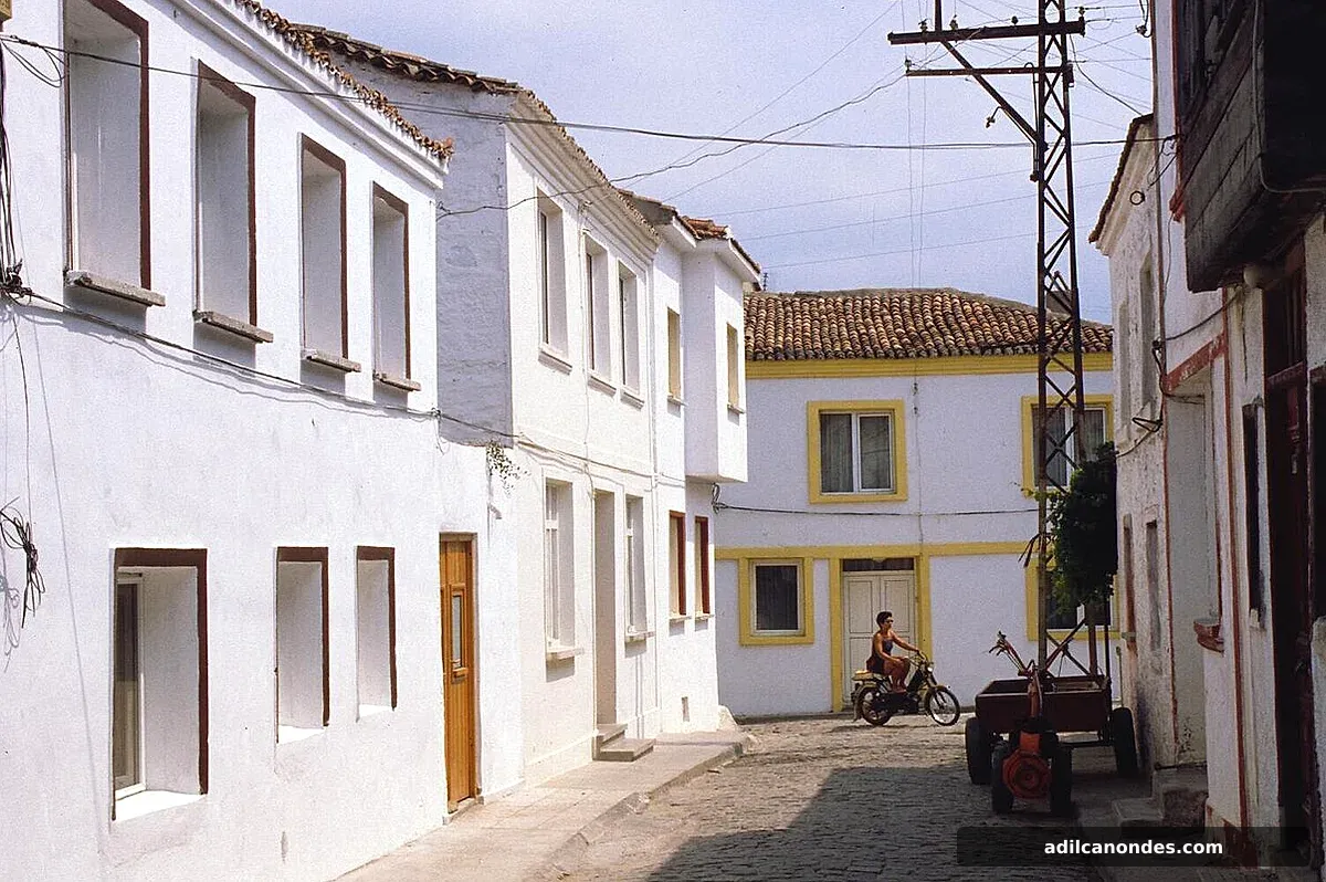 Bozcaada sokakları rum evleri