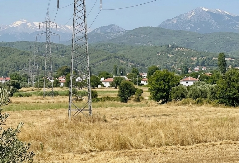 Arazi Satın Alırken Dikkat: Elektrik Hatları Yapılaşmayı ve Değeri Etkiliyor